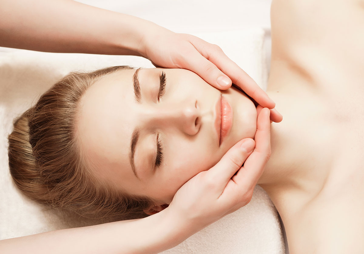 You are currently viewing Facial Massage At Your Beauty Salon